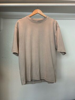 Uniqlo Men's Crew Neck T-Shirt in Light Beige